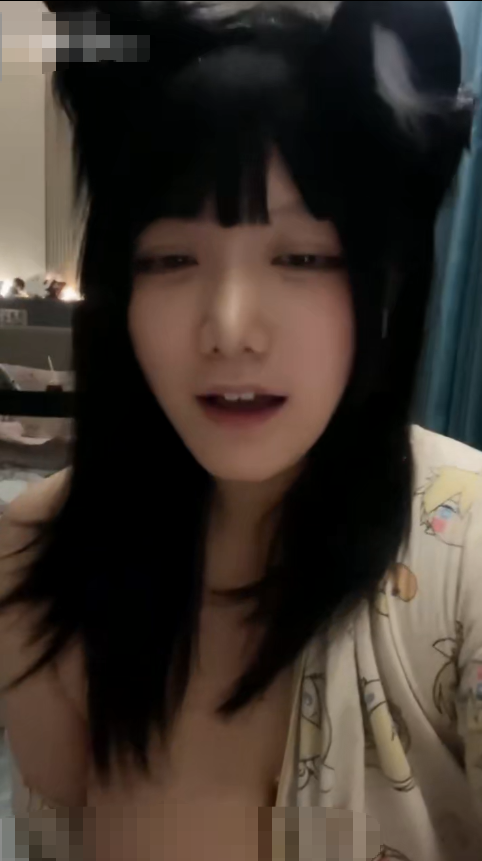 核弹级巨乳骚母狗 道具喷水自舔 大鸡巴疯狂抽插 身体有点胖但是性感 逼逼小而粉嫩