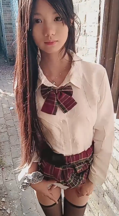 【水嫩宝宝】农村07年美少女 户外跳蛋 沟搭隔壁油腻大叔 舔逼 真润 放得开2v