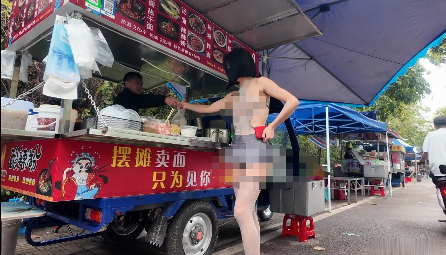 天花板露出狂人【cikaimoon】真空透明薄纱逛地摊，奔驰大哥倒车回来过眼瘾