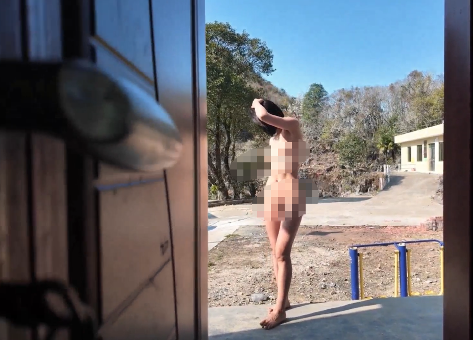 天花板露出狂人【cikaimoon】全裸下乡勾引老农，老头目不转睛还揩个油