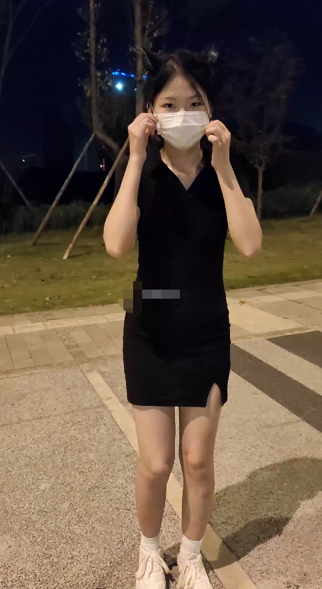 深夜，成都双流的街头，【Fxxc77】，土豪哥户外高价定制，23岁公司前台，裸体露出，湿得一塌糊涂 下