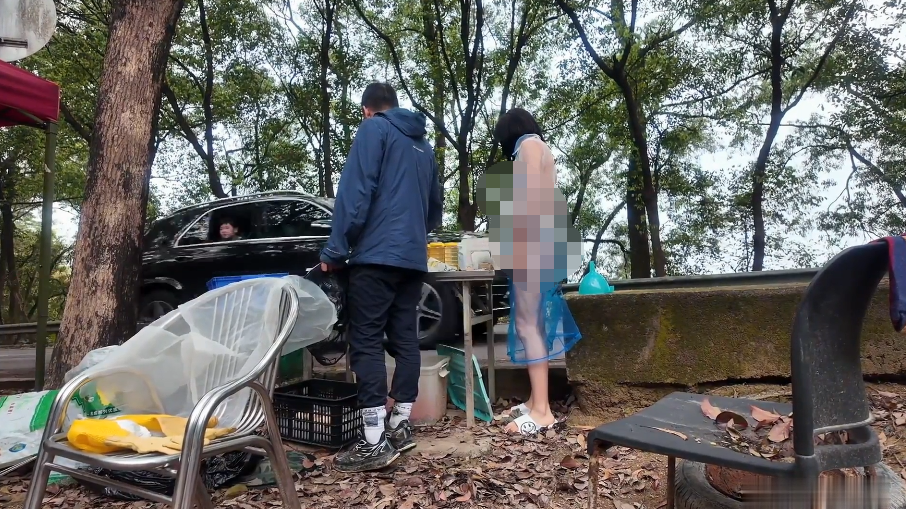 天花板露出狂人【cikaimoon】真空透明薄纱逛地摊，奔驰大哥倒车回来过眼瘾