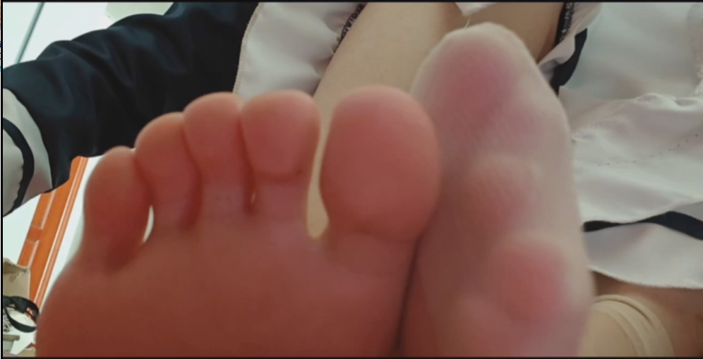 【新-足控】转转-四季夏目枣子姐女仆装裸足冰丝短袜轻羞辱【1V】【180MB百度云】