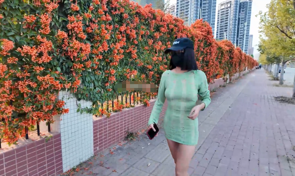 人气露出女神，【cikaimoon】绿色毛衣