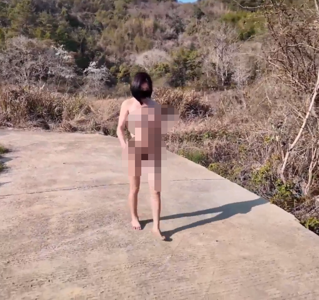 天花板露出狂人【cikaimoon】全裸下乡勾引老农，老头目不转睛还揩个油