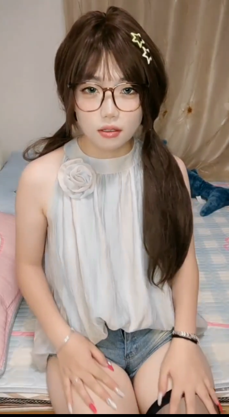 高颜值眼镜萝莉【718m】