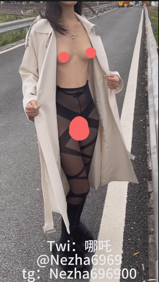 【新】小哪吒-260308 最新SVIP福利，海滩春游超长露出【2P+4V】【0.97Gpikpak盘】