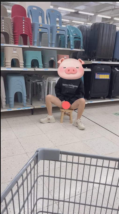 【新】小哪吒-260308 最新SVIP福利，海滩春游超长露出【2P+4V】【0.97Gpikpak盘】