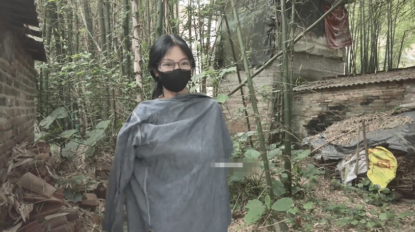 广东阳江，【cikaimoon】，蓝色外套，单人勇闯小乡村，躲在墙角探头探脑，又紧张又期待村民的出现！