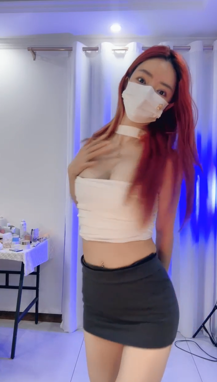 【无虞】顶级完美身材 狂跳抖音热门歌曲 奶子时不时的蹦出来相当的哇塞4v