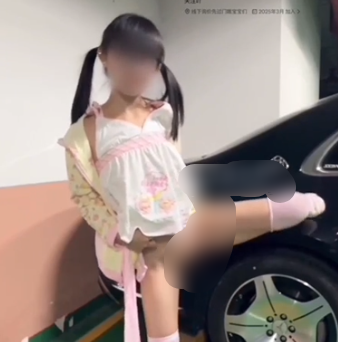 双马尾小母狗『铃木奈雪 (江东萌虎)』和爸爸在男厕所 开着门 终于还有人进来了!内心害怕 但是又想被发现(11V)