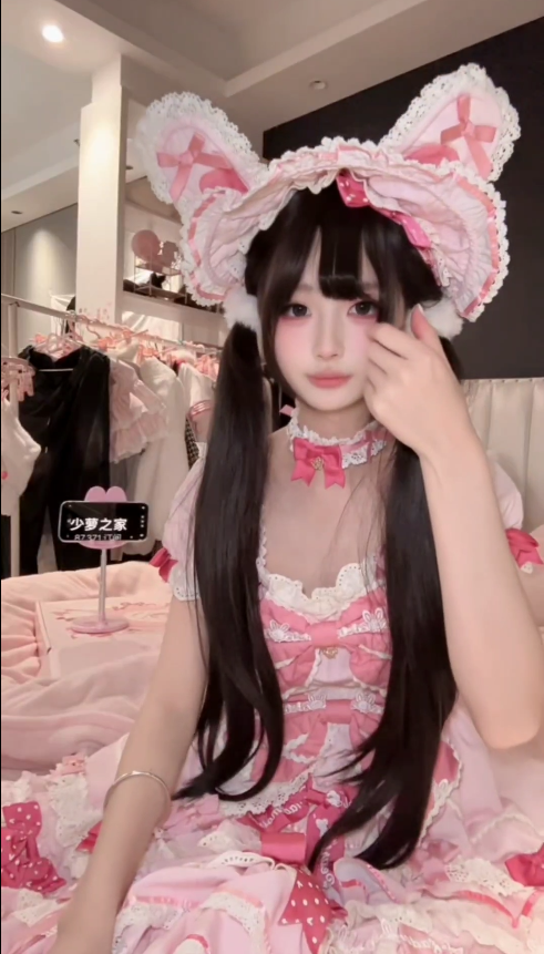 季雨 2500私定版双马尾白丝洛丽塔露脸自慰 【1V 381MB】