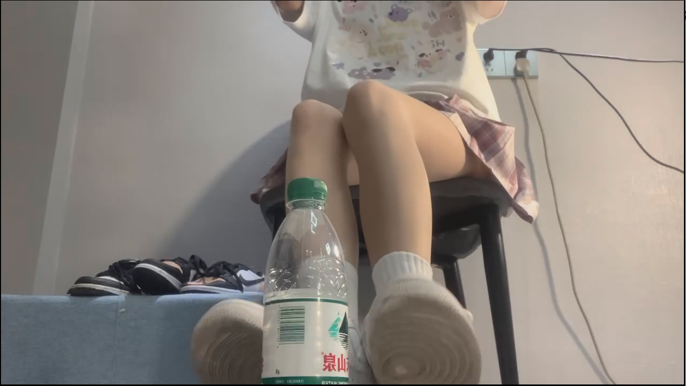 【新-足控】阿月-运动鞋白袜淫语玩水瓶倒计时【1V】【91.1MBpikpak云盘】