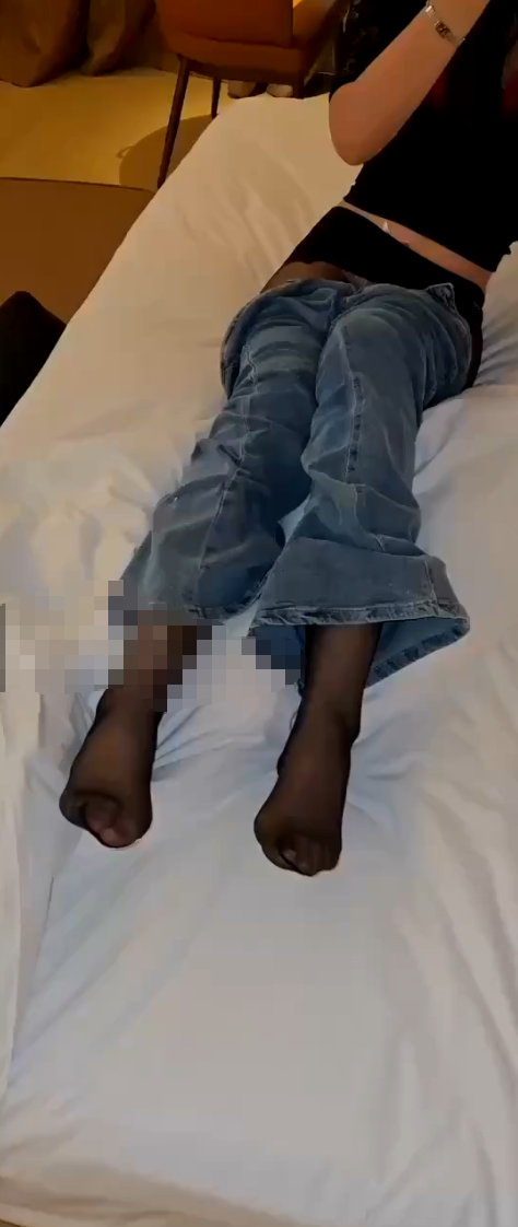 「世纪金枪」移民澳洲富二代约啪极品顶美御姐，牛仔裤里丝，性感狂野，吃的真好啊