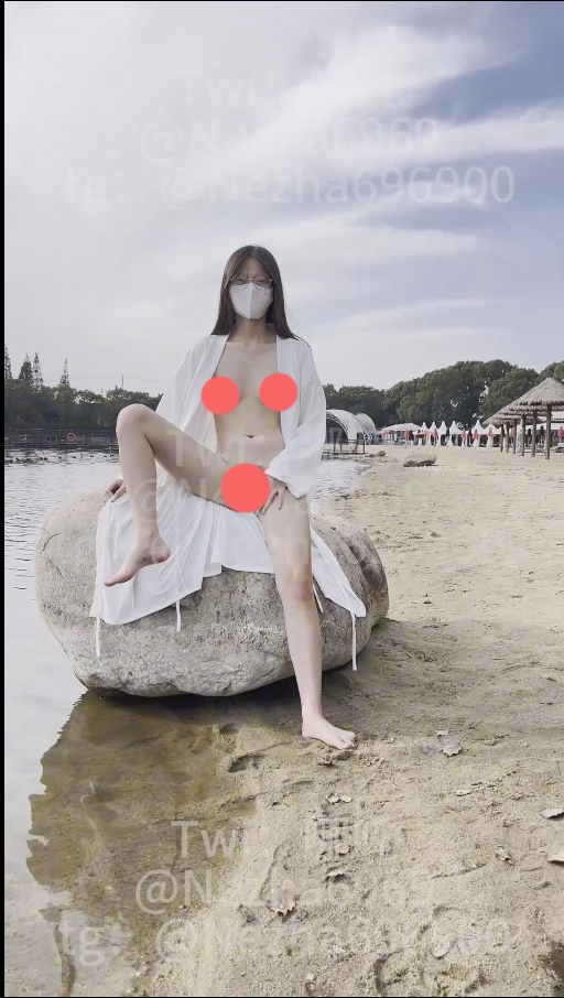 【新】小哪吒-260308 最新SVIP福利，海滩春游超长露出【2P+4V】【0.97Gpikpak盘】