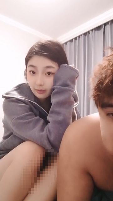 顶级校花【鸭鸭是个M】明星颜值 大奶翘臀 逼毛浓厚 被男友拉去 自慰大鸡巴抽插 啪啪赚学费 赞3v