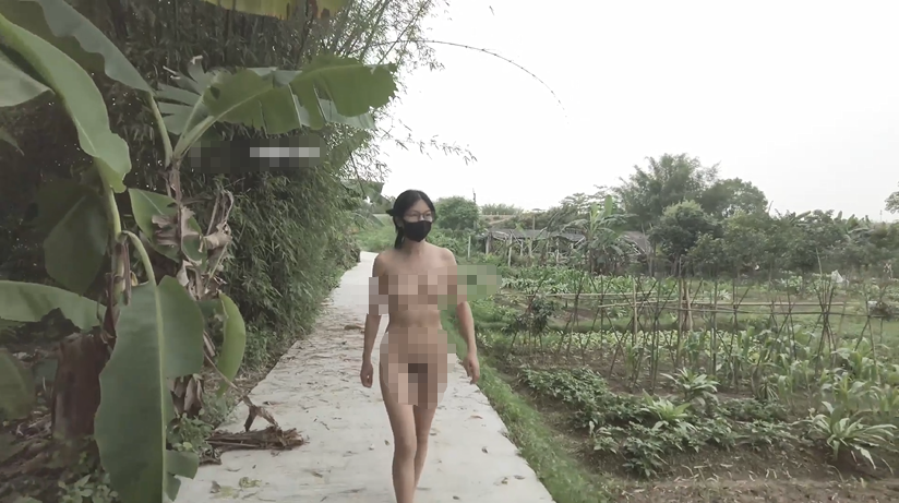 广东阳江，【cikaimoon】，蓝色外套，单人勇闯小乡村，躲在墙角探头探脑，又紧张又期待村民的出现！