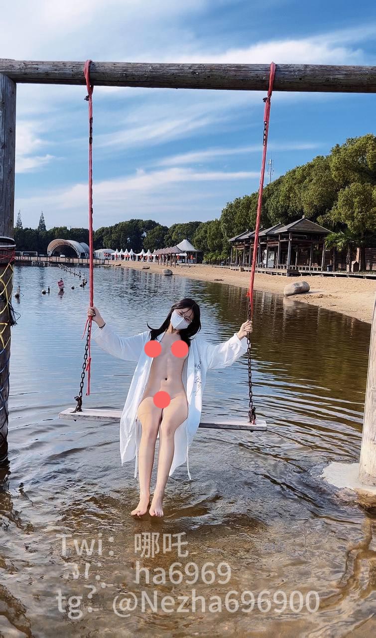 【新】小哪吒-260308 最新SVIP福利，海滩春游超长露出【2P+4V】【0.97Gpikpak盘】