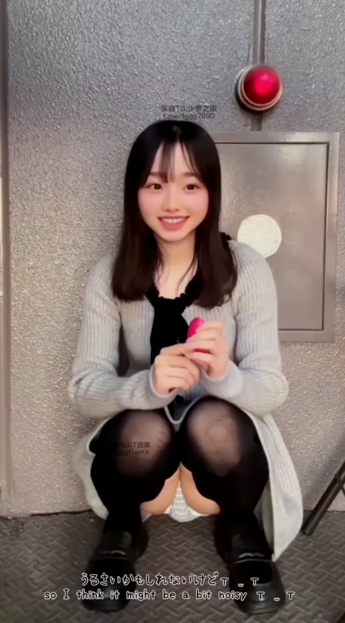 日本福利姬みこ 黑色过膝袜jk 第一次在外面自慰【1V 324MB】