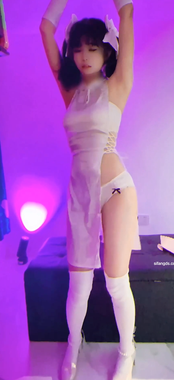 极品嫩妹舞啪福利姬【贝璃珞】最新露脸作品，旗袍的舞蹈诱惑