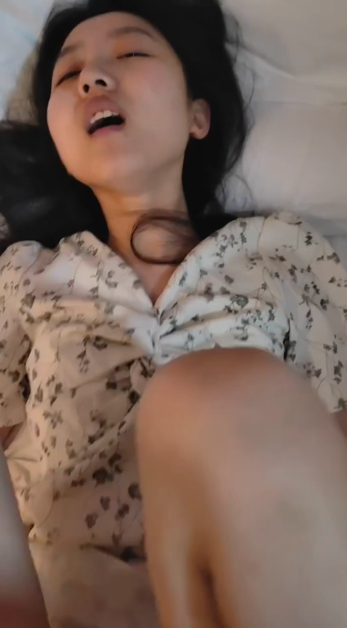 【名媛泄密】98年普拉提瑜伽老师_白天工作穿瑜伽制服_晚上工作穿情趣制服_极其反差【487m】