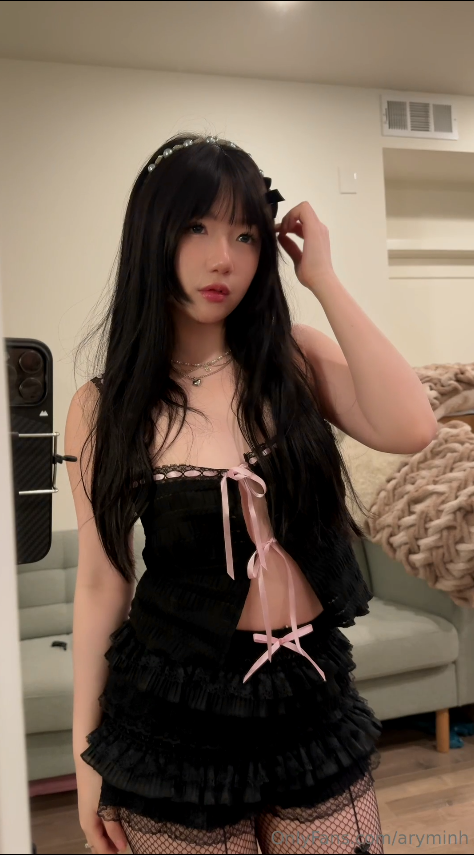 Aryminh 超可爱妹妹镜前自拍【100m】