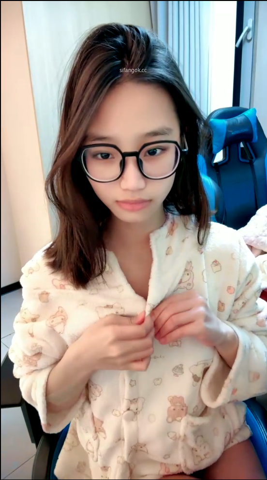 顶级反差 乖乖女 细皮嫩肉短发学妹 被男友大鸡巴猛操 骑乘后入侧插 爽死