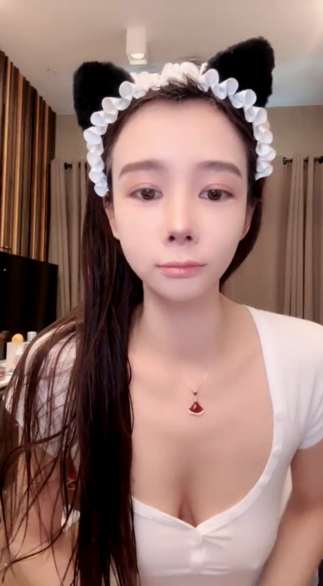 尤物推荐【美人儿】猫耳女神 全裸下厨