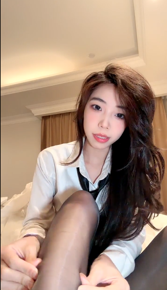 火爆气质女神【丝丝不是思思】丝袜高跟大长腿酒店约炮火力全开吃鸡足交无套啪啪内射干爽+道具自慰抠逼喷水【2v】