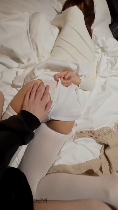 近期网传高颜值萝莉 极品白虎小穴做爱6v看着非常嫩 【6V 209MB】